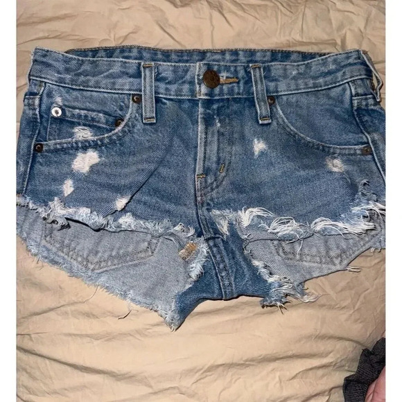 BDG size 24 Light Wash Blue Denim Low Rise Cut-Off Shorts Raw Hem Vintage - Picture 1 of 7
